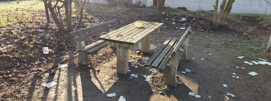Öffentliche Sitzbank vermüllt hinterlassen