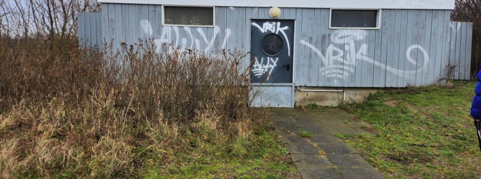 Graffiti am Badehaus an der Schlei: Polizei sucht Zeugen