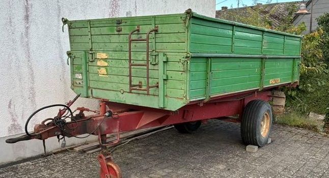 Gemeinde versteigert Traktor-Anhänger