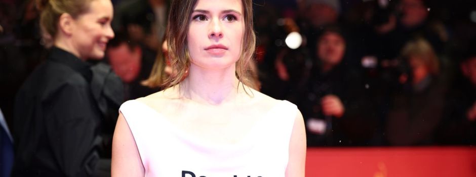 Neubauer trägt provokantes Kleid gegen Merz bei Berlinale
