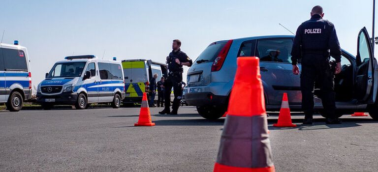 Jugendliche stehlen Auto in Wiesbaden und richten hohen Schaden an