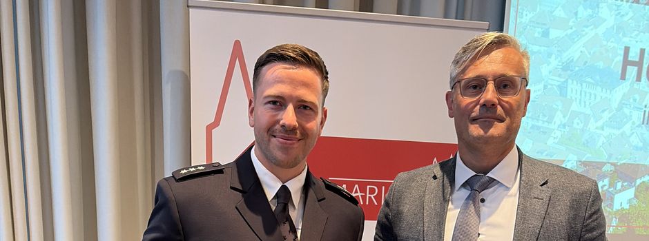 Bürgermeister Dr. Marcus Ehm ehrt Lebensretter Jonas Glombitza
