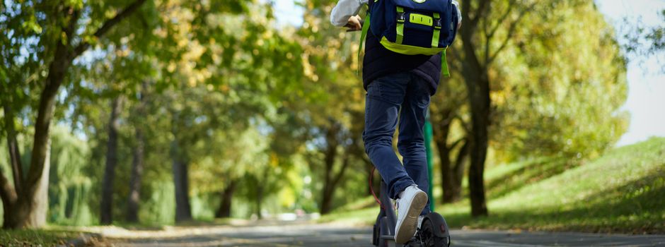 Kind mit unversichertem E-Scooter zur Schule unterwegs