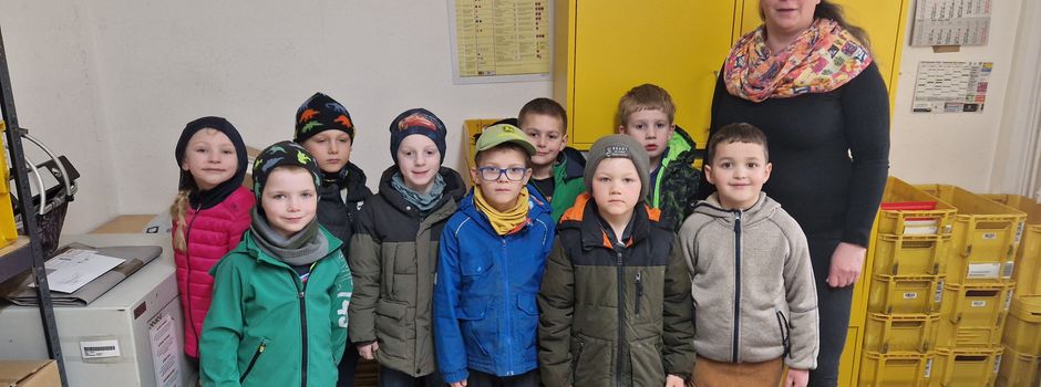 Die Vorschulkinder besuchen die Post 