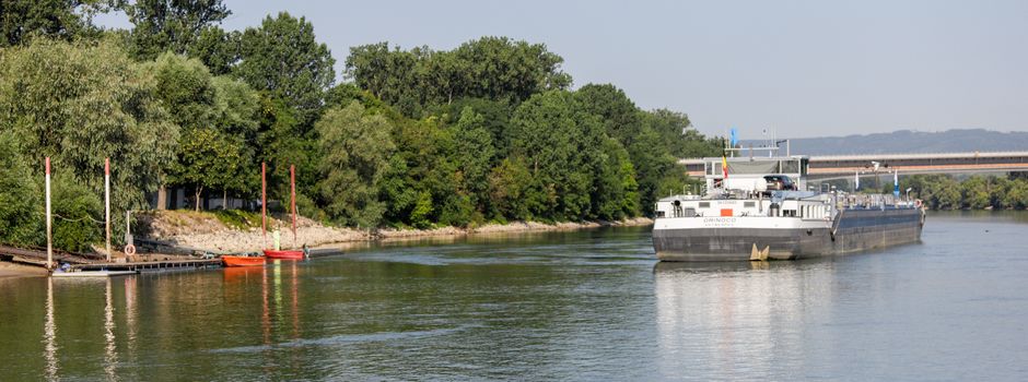 Festgefahrener Tanker im Industriehafen Mainz freigeschleppt