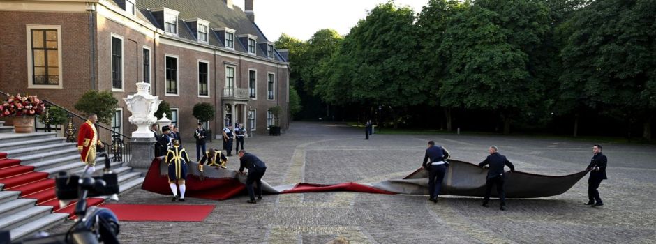 Roter Teppich beim Nato-Gipfel vom Winde verweht