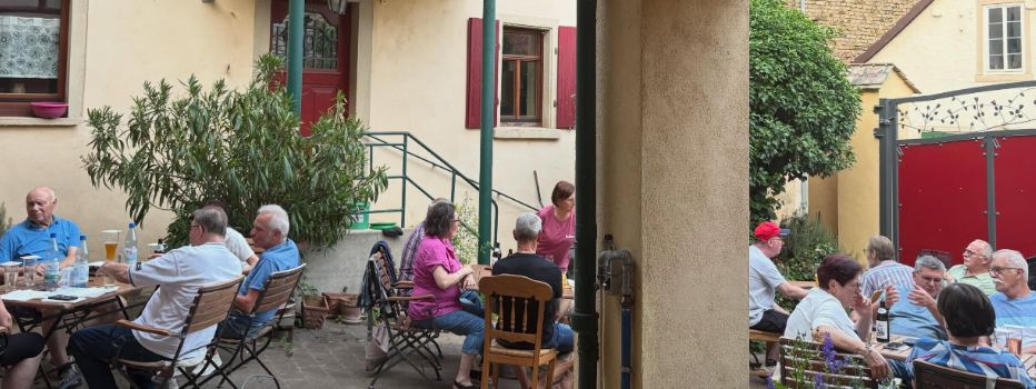 Geselliger Austausch unter freiem Himmel: Gut besuchter Outdoor-Stammtisch der IG Schwabsburg