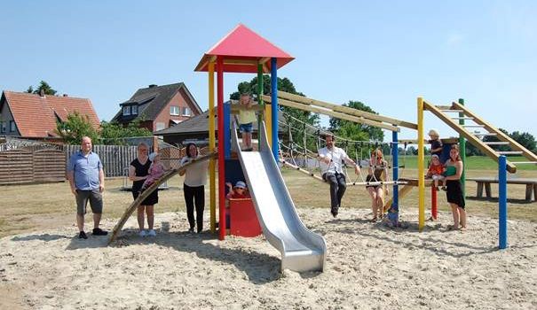 Neue Spielgeräte auf dem Spielplatz Kiefernweg in Pixel