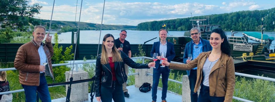 Urlaub am Rheinufer – der Niersteiner Weinstand ‚Wein am Rhein‘ ist wieder geöffnet