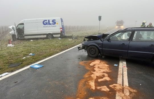 Schwerer Verkehrsunfall mit Personenschaden durch Frontalzusammenstoß zwischen Pkw und Sprinter