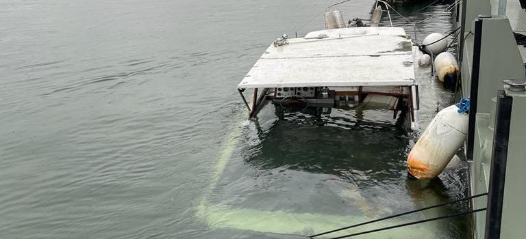 Boot droht auf dem Rhein bei Budenheim zu sinken
