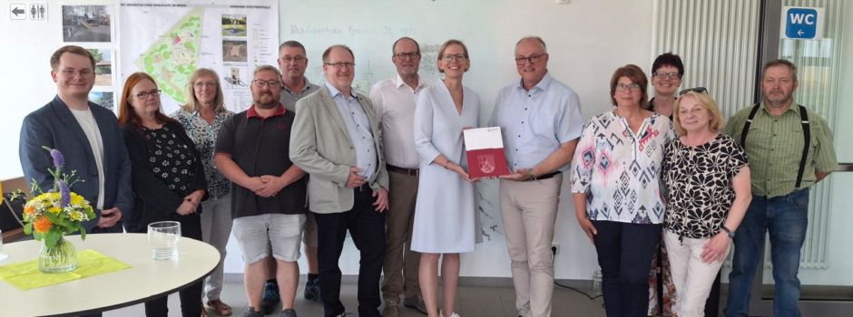 Staatssekretärin Simone Schneider übergibt Förderbescheid in Stetten