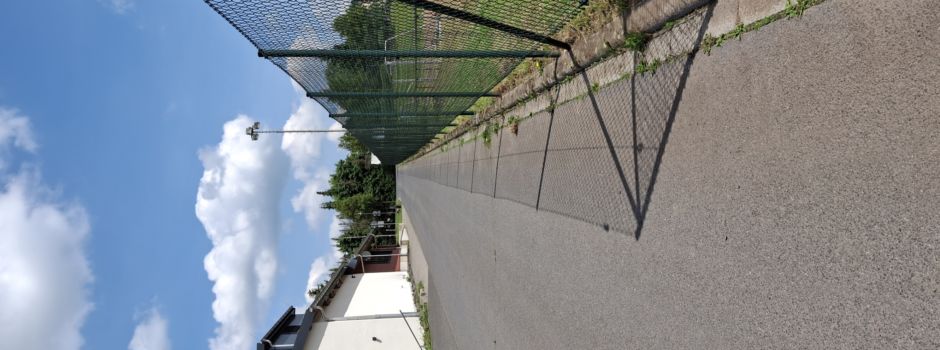 Der Zaun an der Koblenzer Straße am Sportplatz hat wieder Format!