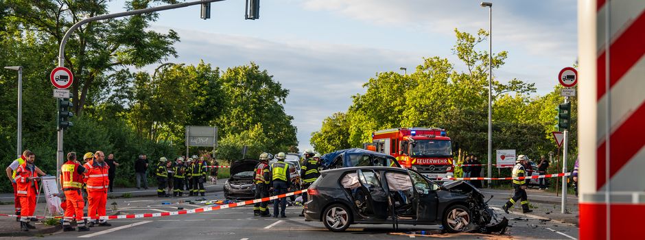 Schwerer Unfall in Mainz: Ersthelfer befreien Person unter umgekipptem Auto