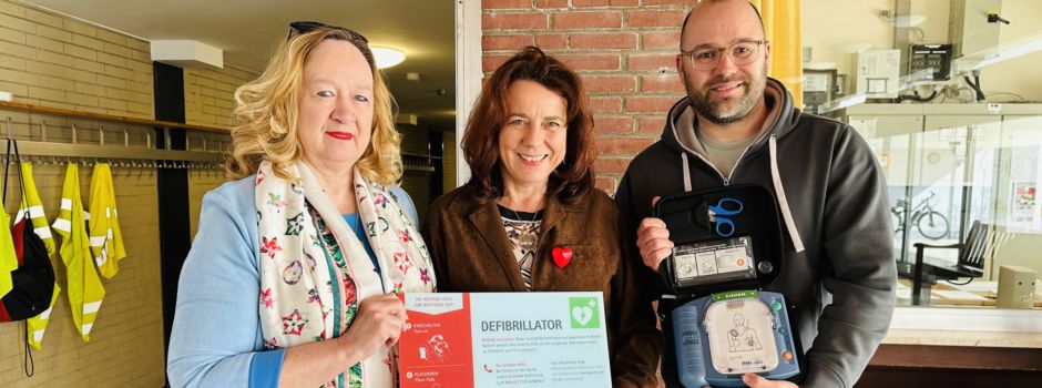 Zahnarztpraxis Habermann finanziert einen automatisierten Defibrillator für den Eingangsbereich der Wilbrandschule