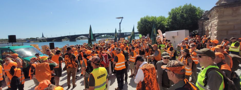 Mit Jagdhörnern und Trillerpfeifen: Tausende Jäger demonstrieren in Mainz