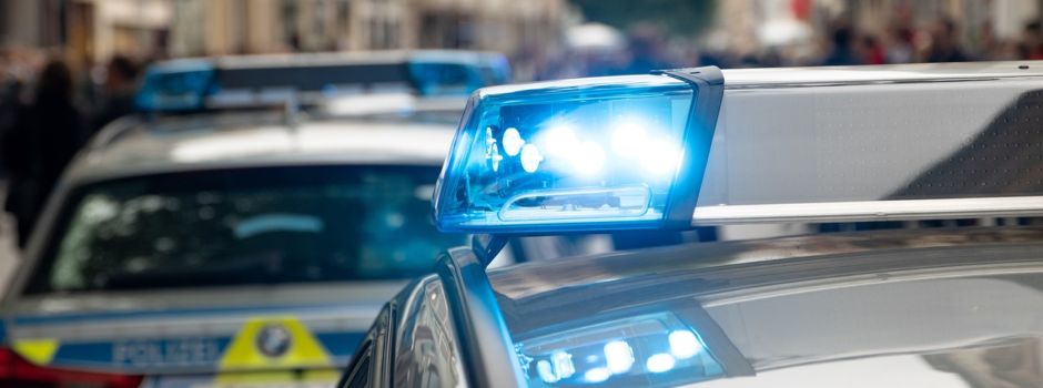 Lkw-Fahrer ignoriert Absperrung und fährt Fußgänger an