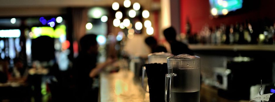 Streit in Wiesbadener Bar eskaliert: Mann greift Bedienung an