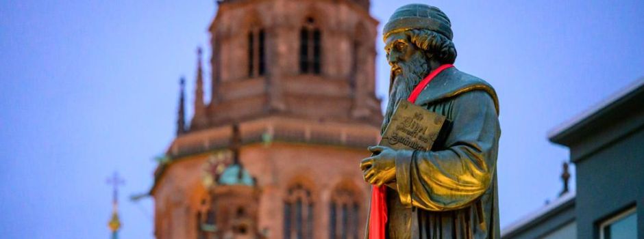 Warum trägt Gutenberg vor dem Mainzer Theater eine riesige rote Krawatte?