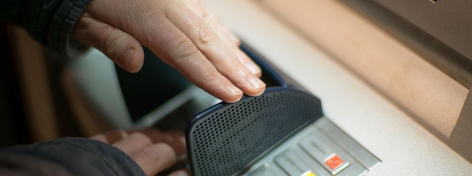 „Shoulder Surfing“ in Worms: Trickdieb erbeutet mehrere Tausend Euro