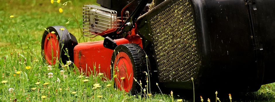Mäharbeiten auf dem Friedhof