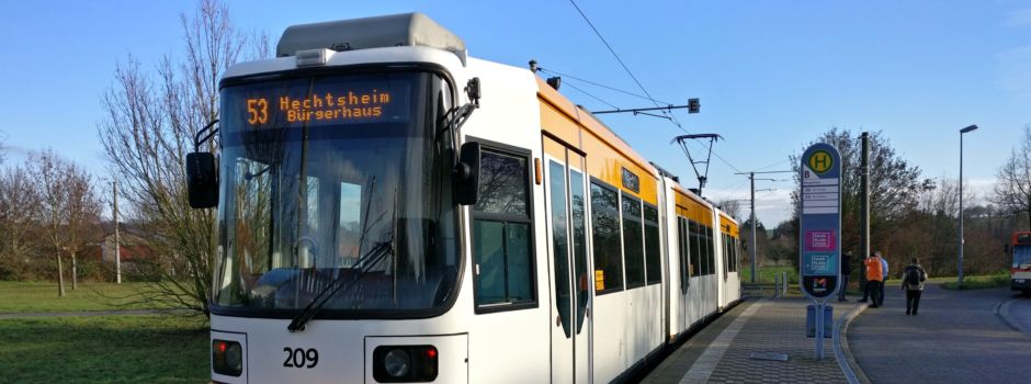 Über Rot gefahren: Auto kracht in Straßenbahn
