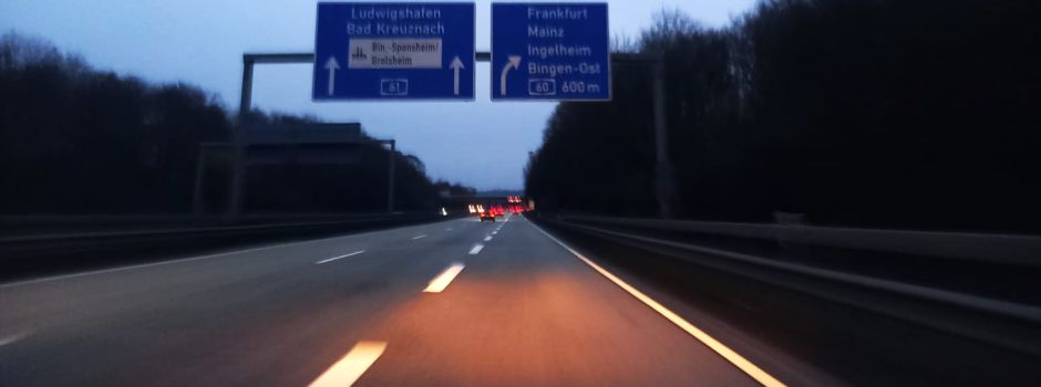 Lkw-Reifen platzt auf A61 bei Alzey – vier Autos beschädigt