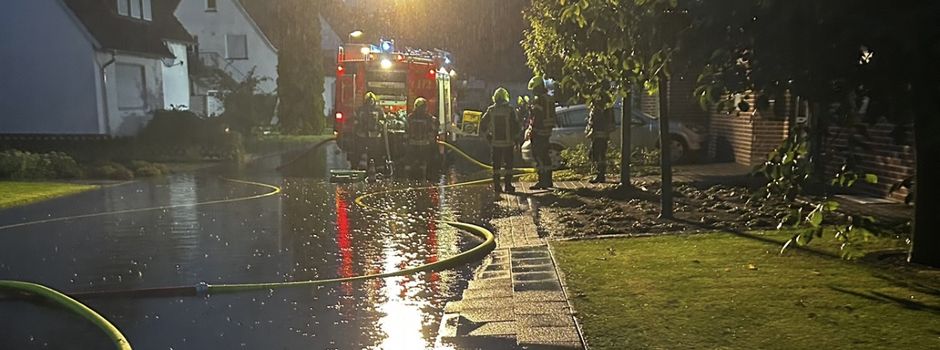 Starkregen überschwemmt Glockenteich, Nebenstraßen und weitere Bereiche. Feuerwehr im Einsatz.