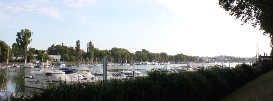 Mineralöl verschmutzt Schiersteiner Hafen – Feuerwehr im Einsatz