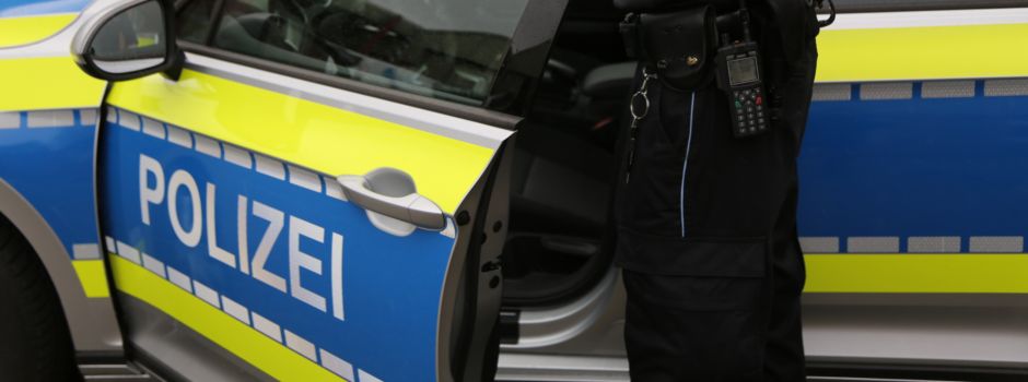 Pick-up kommt beim Überholvorgang von der Fahrbahn ab – Fahrer leicht verletzt
