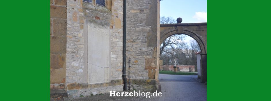 Grabsteine zum Sprechen bringen – Rundgang um den Kirchplatz Herzebrock
