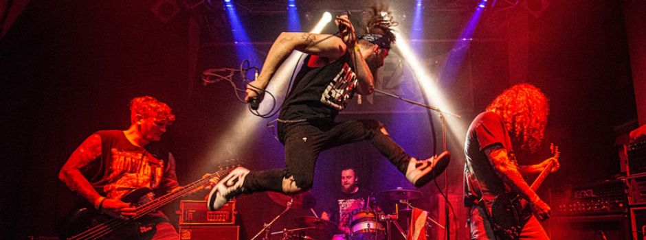 „Zack Bumm Bonjour“: Punkkonzert mit drei Bands im Biergarten am Rathaus