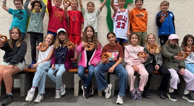 Bäckerei Schneider spendet Frühstück für Klasse 4