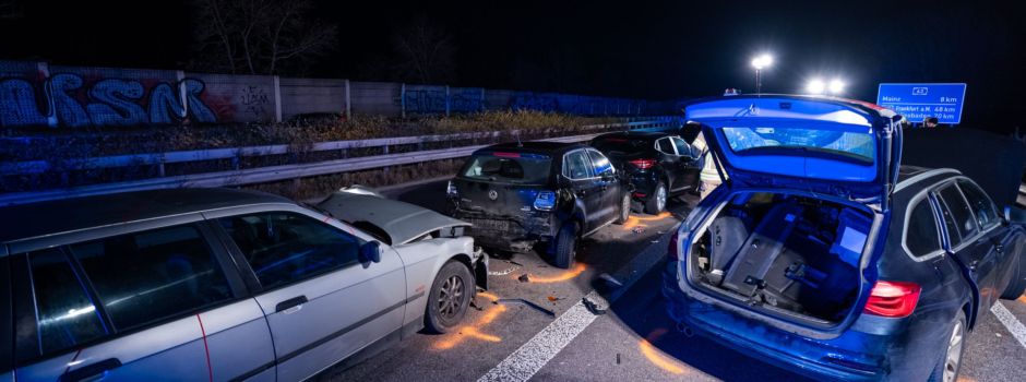 Vollsperrung nach Unfall mit mehreren Autos auf A63 bei Mainz