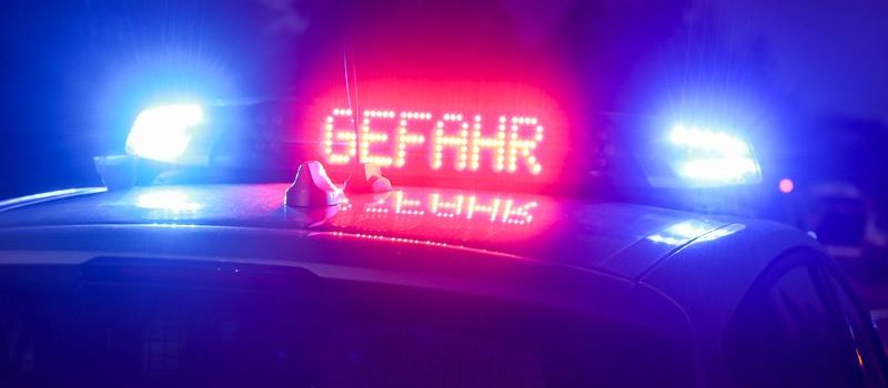 Richtung Flughafen: Mann will Geisterfahrer stoppen – Motorradfahrer kracht in sein Auto