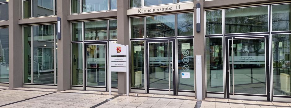 Attacke aus dem Rollstuhl: Neuwieder schlägt Frau mit Schlagstock nieder