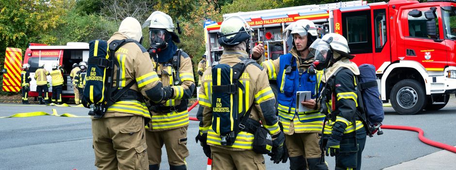 Feuerwehrleute retten Personen vom Dach und aus Chemikalienlager