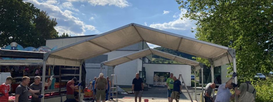 Aufbau des Festzeltes durch die Männergemeinschaft Oberahr