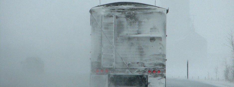 Schnee auf A3: Lkw blockiert Autobahn bei Montabaur stundenlang