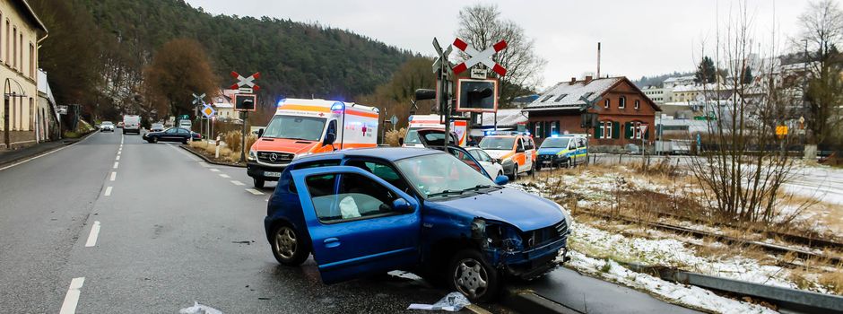Auto prallt gegen Lkw – Insassen verletzt