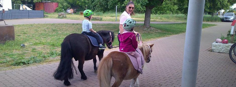 Pony Besuch begeistert Kinder der KITA Sterntaler