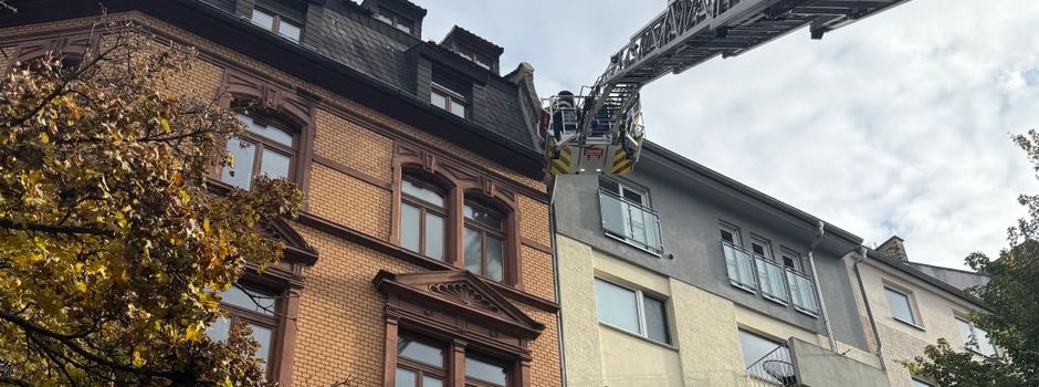 Gefahr in Mainzer Neustadt: Trümmer fallen von Wohnhaus auf Straße