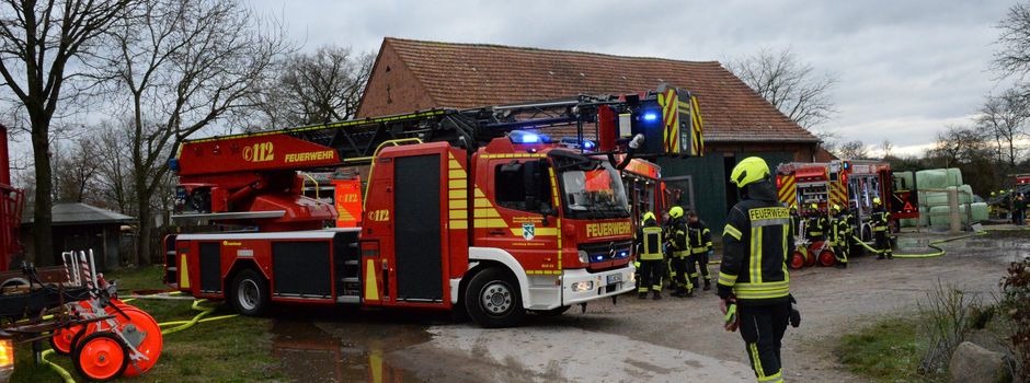 Feuerwehr-Großeinsatz bei Brand in Schweinestall an der Marienfelder Straße