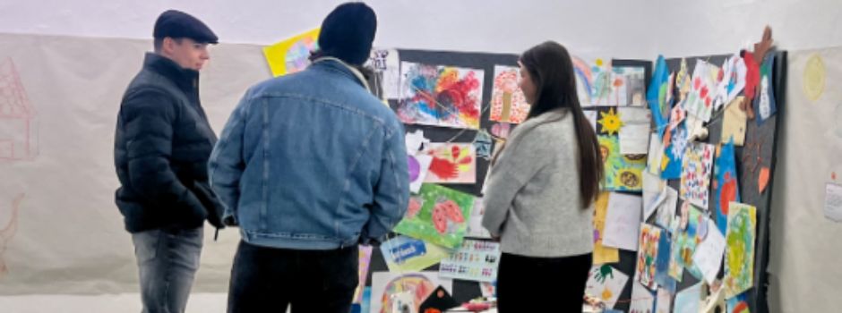 Schülerinnen und Schüler führen durch ihre Ausstellung „Memory“