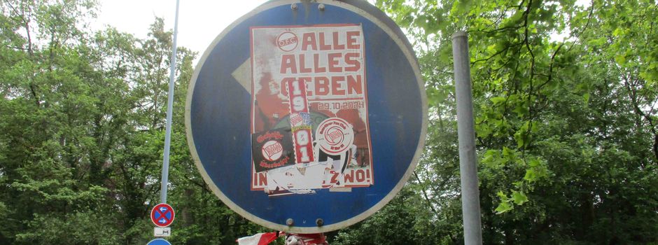 Teurer Vandalismus: Fan-Aufkleber auf Verkehrsschildern werden zum Problem