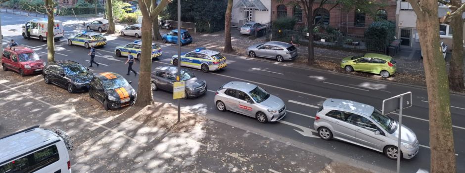 Neue Infos zu Unfall auf Rheinallee: Radfahrer kracht in Linienbus