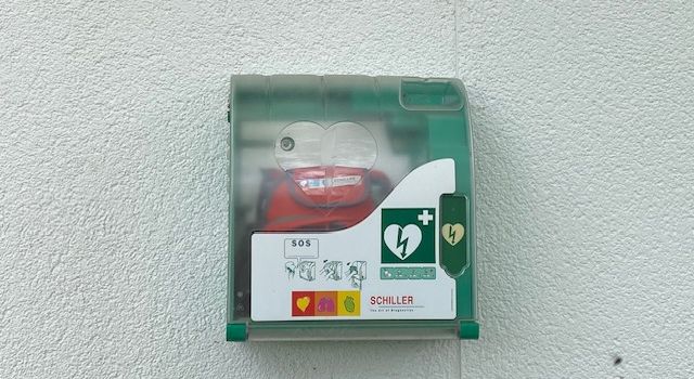 Ein Defibrillator kann Leben retten