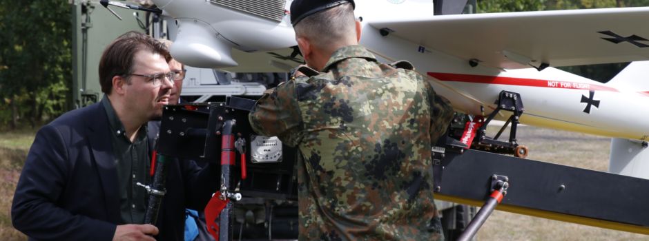 Grünen-Politiker informiert sich bei  Truppe