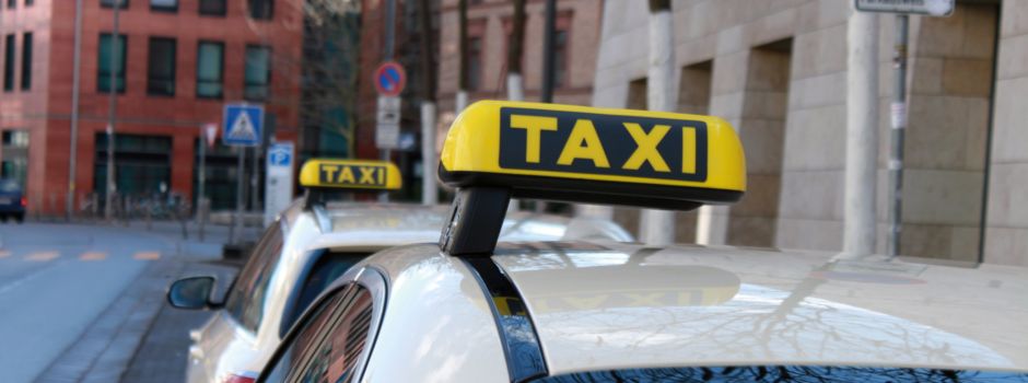 Mann (79) verliert Geldbörse in Mainz: Polizist und Taxifahrer retten ihm den Tag