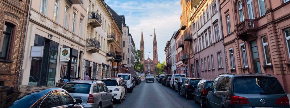 Mann klettert auf Kirchen-Baugerüst in Wiesbaden – und muss Einsatz bezahlen